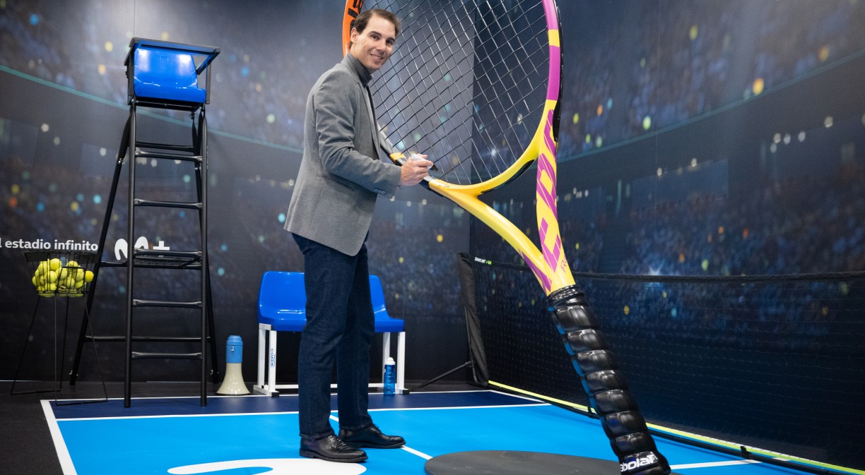 Imagen de Rafa Nadal con una raqueta en una tienda Movistar