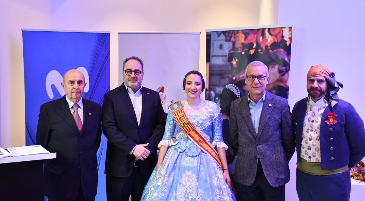 Imagen con la Fallera Mayor y otras autoridades en la presentación de la falla realizada por el centenario de Telefónica