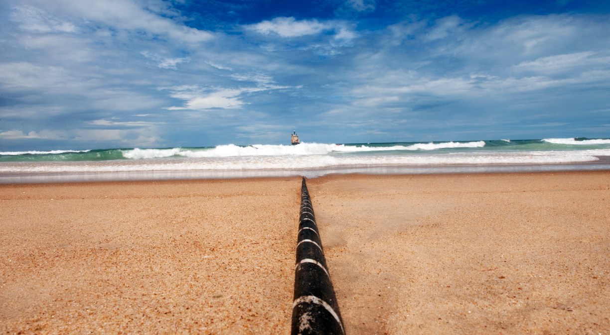 Un cable submarino en una playa para introducirlo en el mar