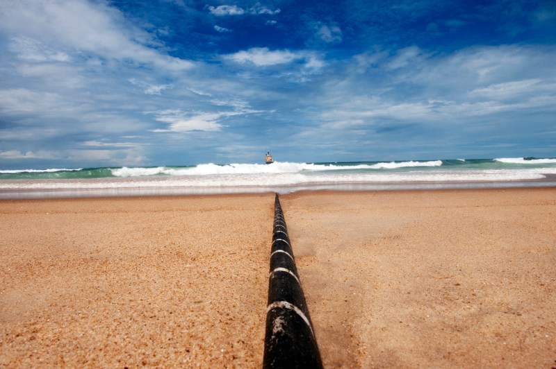 Un cable submarino en una playa para introducirlo en el mar